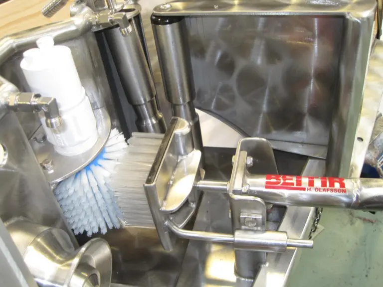 The BS – 210 SB uses both a static and revolving brush