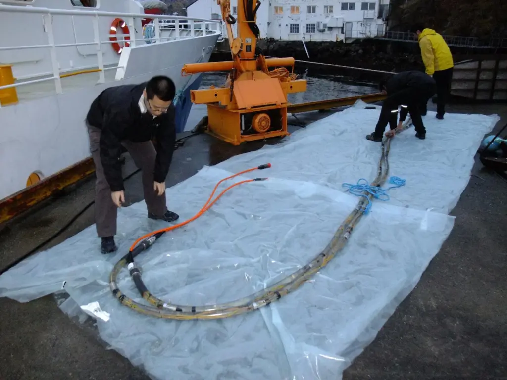The 8m long, oil filled array, houses eight omni-directional identical hydrophones. The array is designed to be deployed to depths of 100m