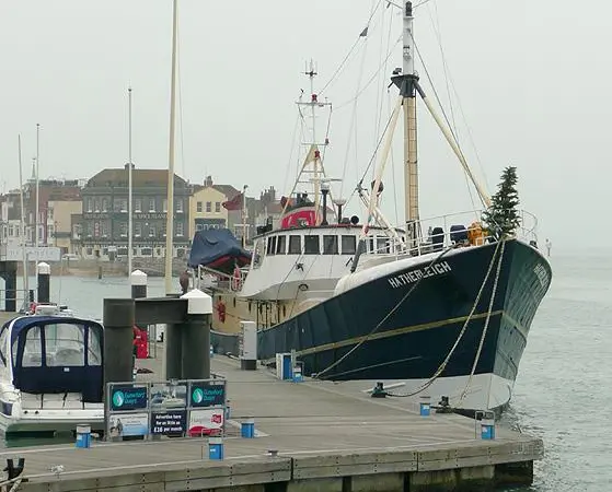 00_60463_22Hatherleigh22_by_Gunwharf_Quays2C_Portsmouth_-_geograph_org_uk_-_1107927