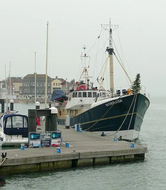00_60463_22Hatherleigh22_by_Gunwharf_Quays2C_Portsmouth_-_geograph_org_uk_-_1107927