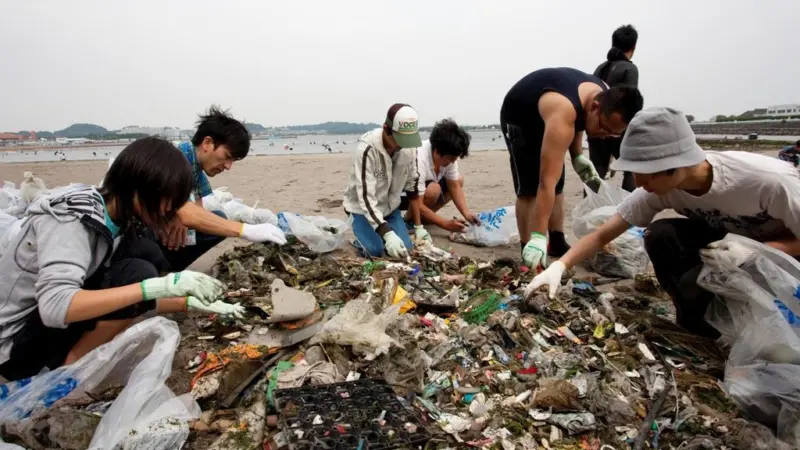 International Coastal Cleanup, Japan. Credit: Hans Sautter Aurora