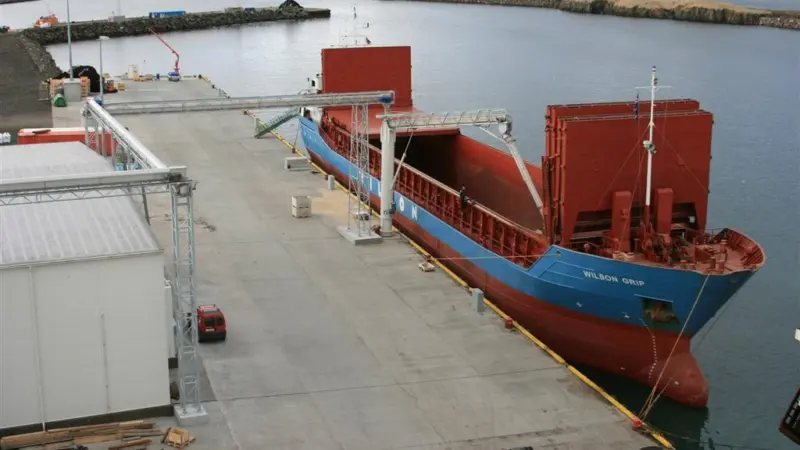 Freighter Wilson Grip in the harbour collecting fishmeal. (Photo/HB Grandi: Jon Siguroarson)