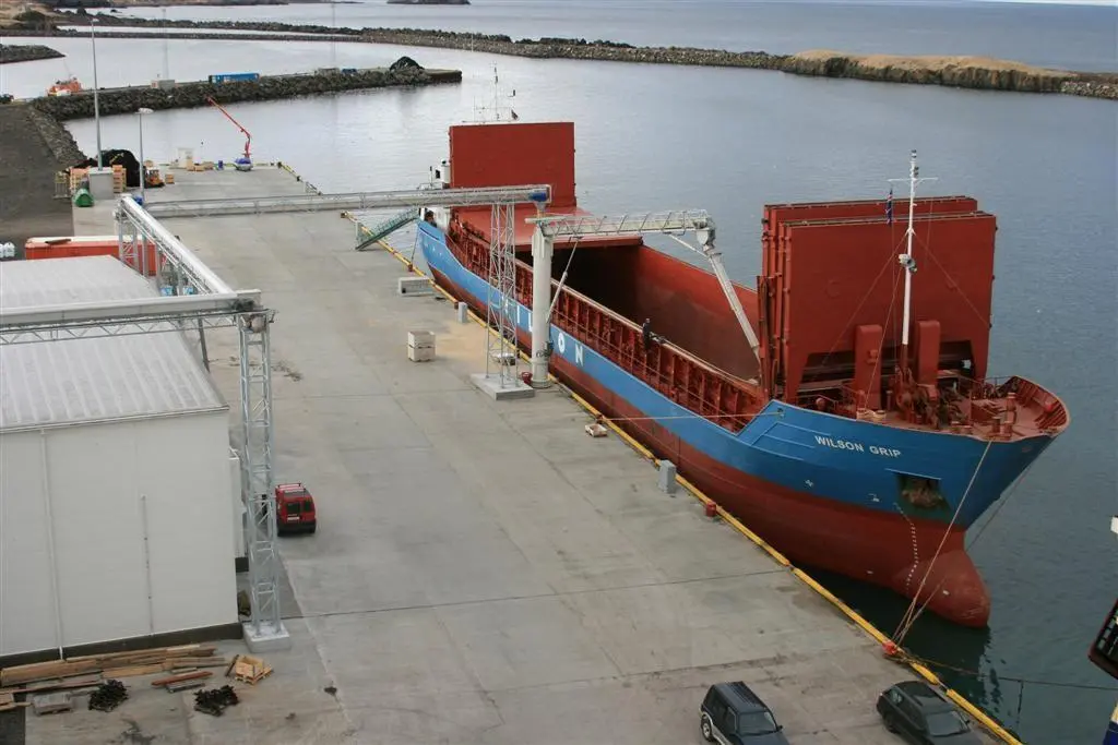 Freighter Wilson Grip in the harbour collecting fishmeal. (Photo/HB Grandi: Jon Siguroarson)