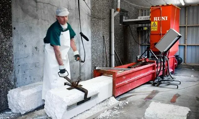In an outbuilding, a RUNI SK370 compacts the boxes into blocks, which are palletised and then sold.