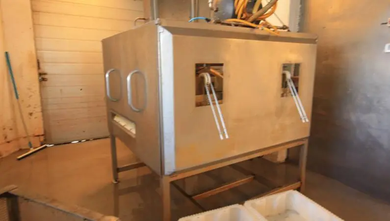 The Snorre Technology slaughter line shown here is seven years old and in daily operation with a Norwegian customer. Being able to section in a low risk zone has increased product shelf-life by two days compared to the company’s previous whole c...