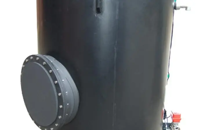 Slurry ice tank with agitator and level sensors