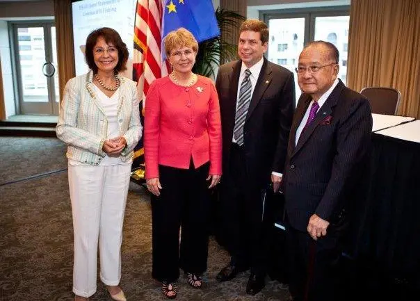 Signature of the EU-US statement pledging bilateral cooperation to combat IUU fishing. From left to right: Commissioner Maria Damanaki, Dr Jane Lubchenco and Senators Mark Begich and Daniel Inouye. ©NOAA