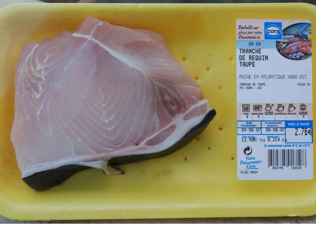 A slice of porbeagle at the supermarket Cora in Massy, France. © OCEANA/ LX