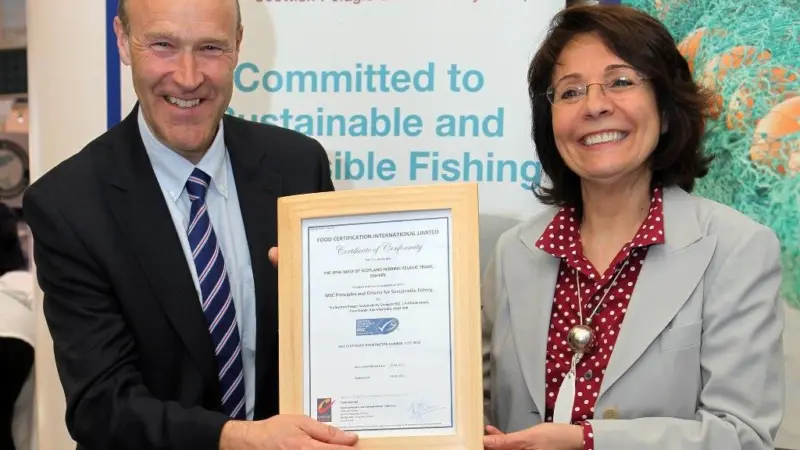Maria Damanaki presented the MSC certificate to the SPSG during the ESE in Brussels