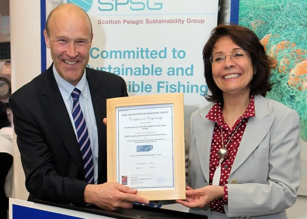 Maria Damanaki presented the MSC certificate to the SPSG during the ESE in Brussels