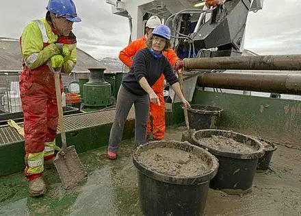 Here Frank Stensønes gives instructions on how bottom samples should be taken. Photo: Gunnar Sætra, IMR