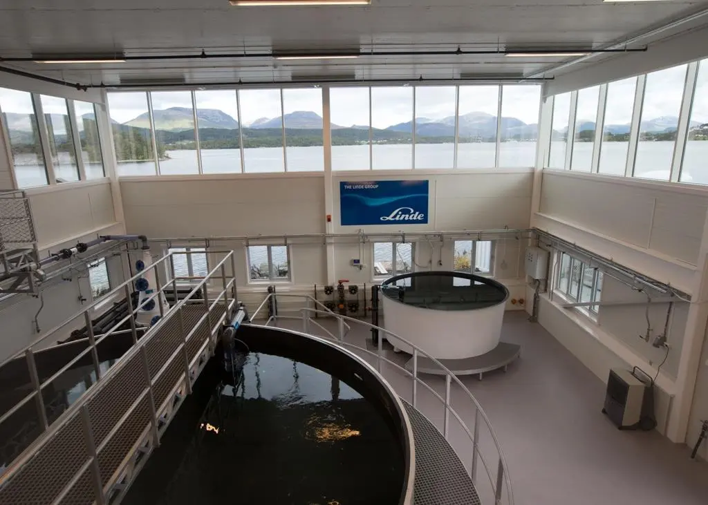 Linde’s new pioneering Innovation Centre for Aquaculture with 55 cubic metre test and demonstration tank in foreground