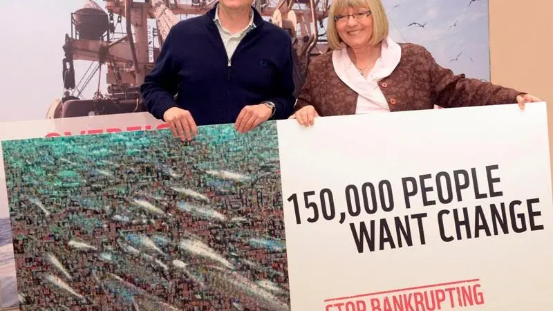 Roberto Ferrigno from WWF handing over the 150,000 fisheries petition to Ulrike Rodust, MEP and Rapporteur for the Common Fisheries Policy. © WWF/E.Scagnetti