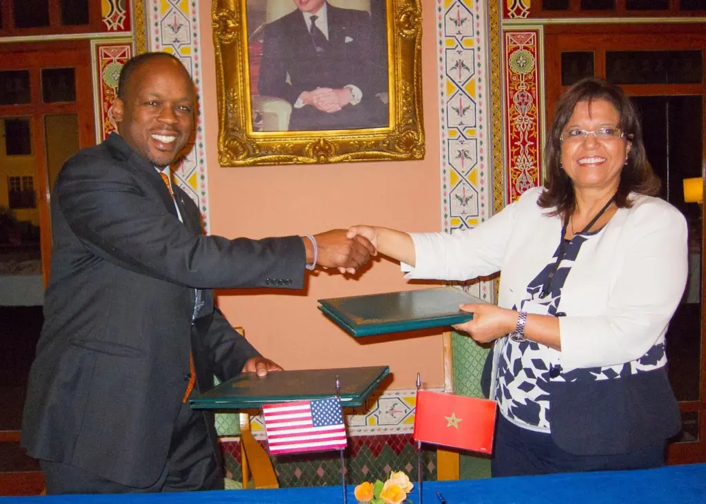 Russell Smith III of the US and Morocco's Mme Zakia Driouich sign agreement. Photo: NOAA