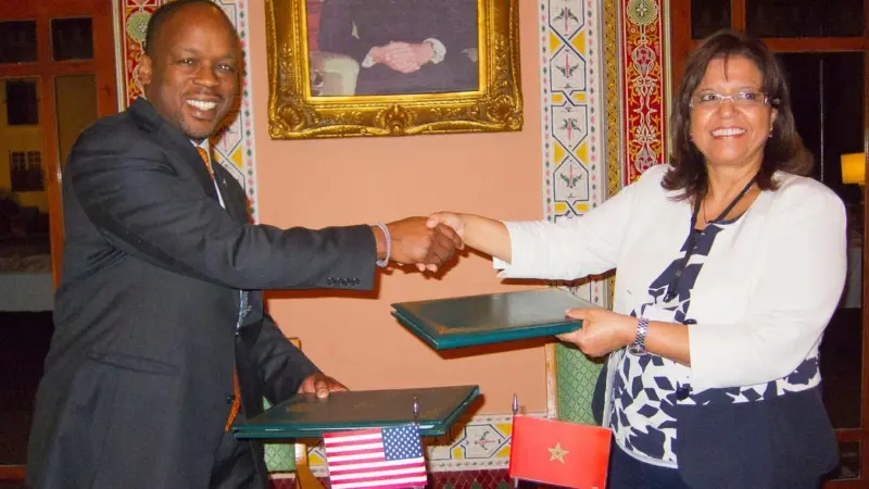 Russell Smith III of the US and Morocco's Mme Zakia Driouich sign agreement. Photo: NOAA