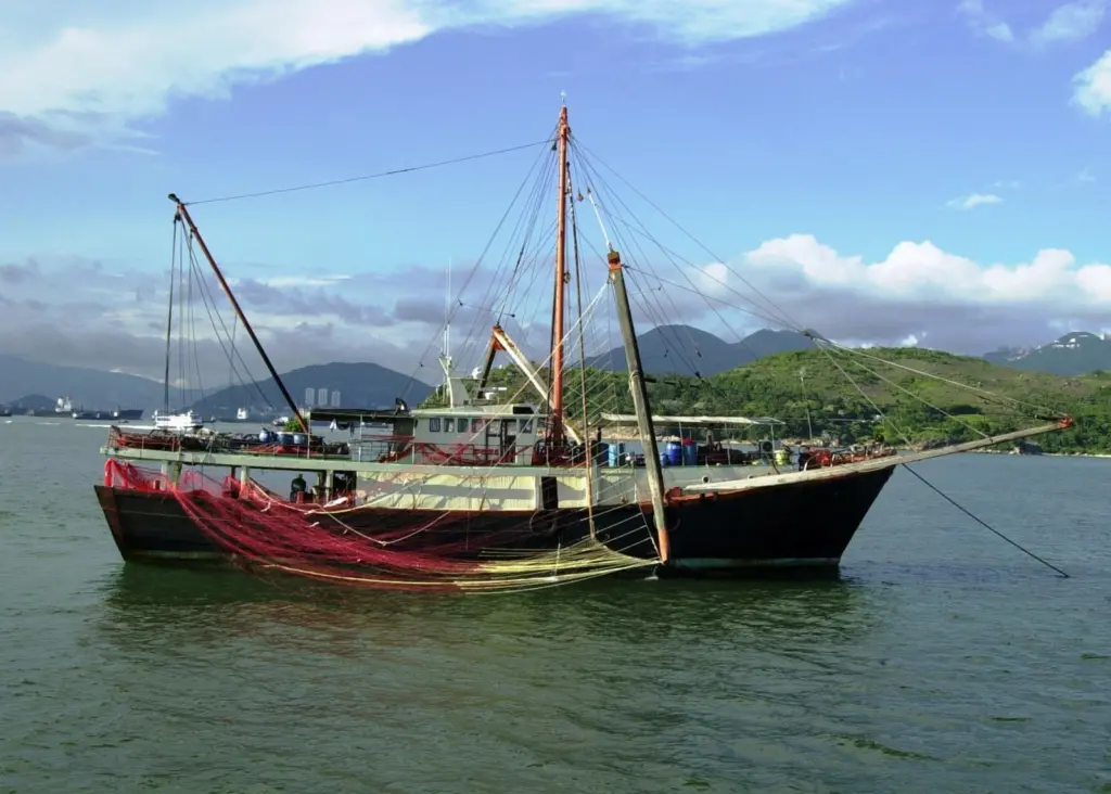 Fishing trawler in Hong Kong waters. © Alan Leung/WWF-Hong Kong