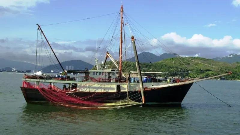 Fishing trawler in Hong Kong waters. © Alan Leung/WWF-Hong Kong