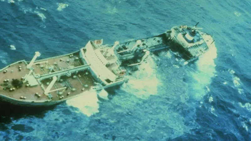 The Argo Merchant oil spill - the ship broke apart and spilled its entire cargo of 7.7 million gallons of No. 6 fuel oil. Credit: Doug Helton, NOAA/NOS/ORR