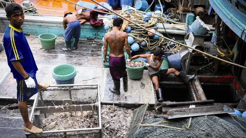 Working aboard a Thai fishing boat © EJF