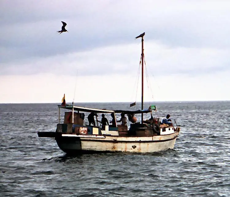 The Ecuadorian artisanal fishing fleet will be outfitted with Globalstar’s satellite transmitter, the SmartOne. Credit: Paul Stein/CC BY-SA 2.0