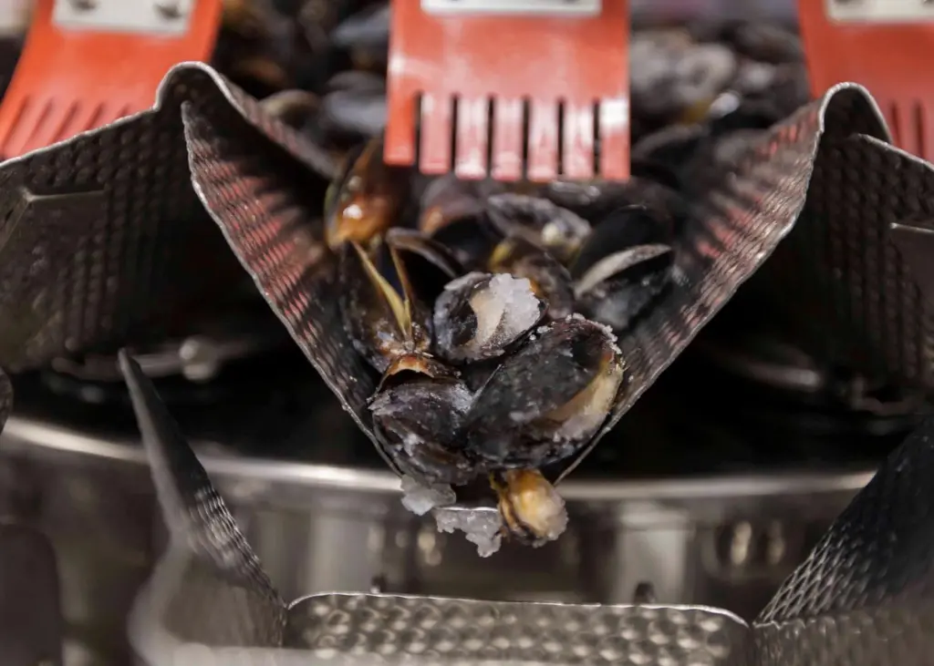Cabomar uses twinned Ishida multihead weighers for packing its seafood mixes