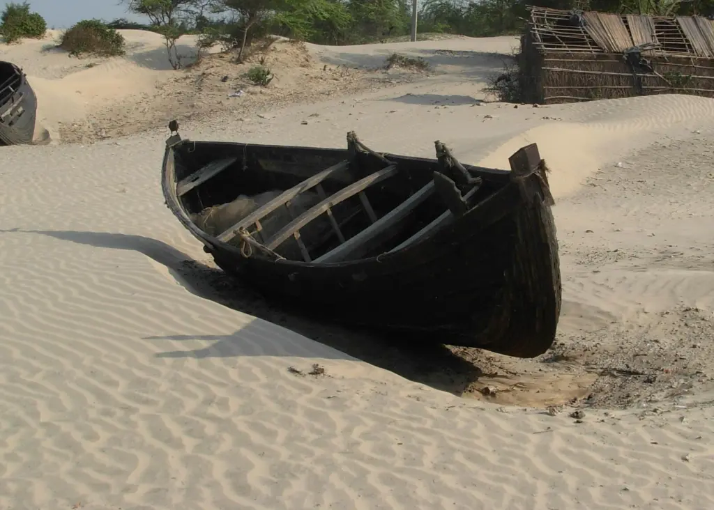 Small-scale fisheries generally make broader direct and indirect contributions to food security, says HLPE. Credit: Biswarup Ganguly/CC-BY-SA-3.0