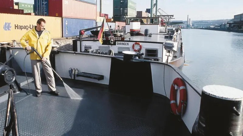 The stationary cold water high-pressure cleaners in the HDC series can be individually equipped - modules such as pumps and lances can be adjusted to the individual requirements