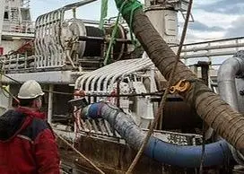 All available cranes and winches are required to connect the tubes before each pumping trial. Low-pressure pumps and vacuum pumps for internal transport will be built into the trawlers of the future. Photo: Nofima