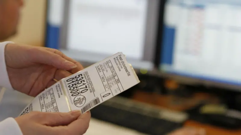 The software module’s visual label designer enables processors to create labels with texts, images, barcodes, and line graphics