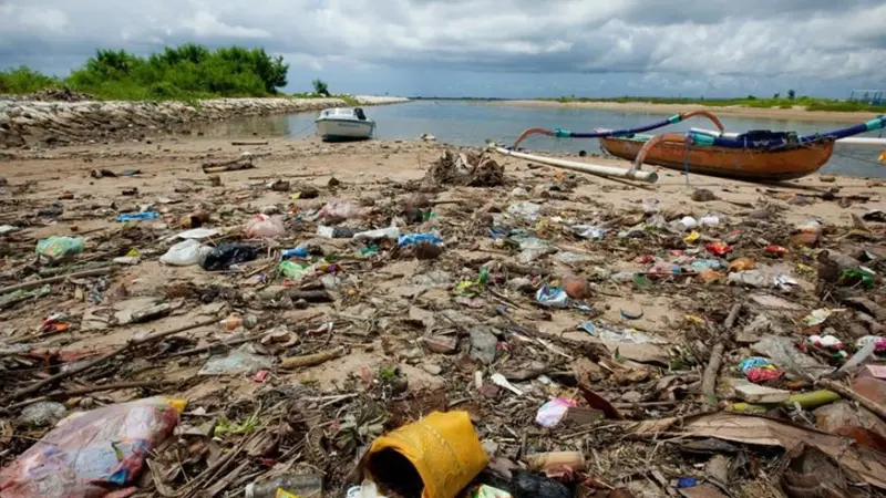 It is estimated that 3.5 million pieces of new plastic enter the world’s oceans daily Photo: UNEP GRID Arendal/Lawrence Hislop