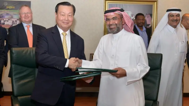Cheng Niruttinanon, executive chairman of Thai Union Group and Bader Aujan, CEO of Savola Foods Company signed the joint venture agreement at Savola Foods’ headquarters in Jeddah, Saudi Arabia