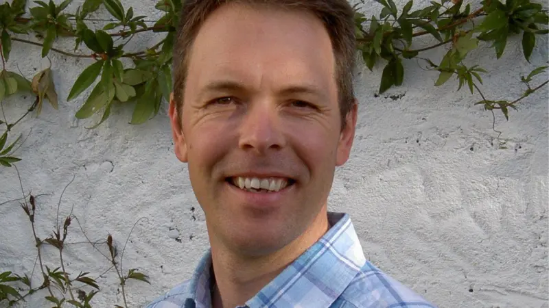 Dr Steven Mackinson