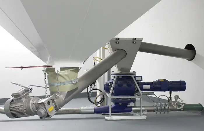 Rotary valve assembly screw conveyer
