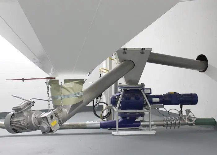 Rotary valve assembly screw conveyer