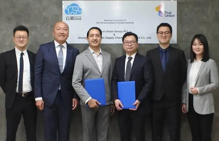 Members of Thai Union and Win-Chain celebrate the signing of an MOU to help bring Thai Union products to the Chinese market Photo: Thai Union