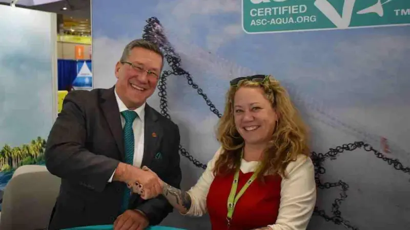 Chris Ninnes and Julie Kuchepatov signing the MOU at this year's Seafood Expo North America in Boston Photo: ASC