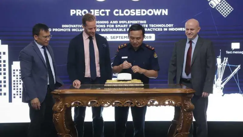 Erwis Sinisuka of Inmarsat (l) and members of the Indonesian government Photo: PT Hatfield Indonesia