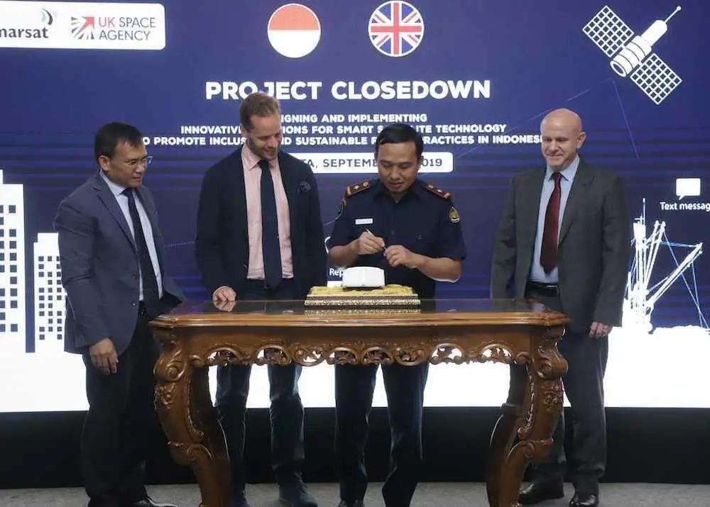 Erwis Sinisuka of Inmarsat (l) and members of the Indonesian government Photo: PT Hatfield Indonesia
