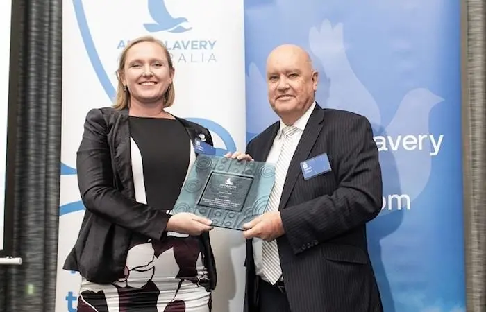 Dr Darian McBain receives the 2019 Freedom Award from Dr David Cooke, chief executive of Konica Minolta Australia Photo: Thai Union