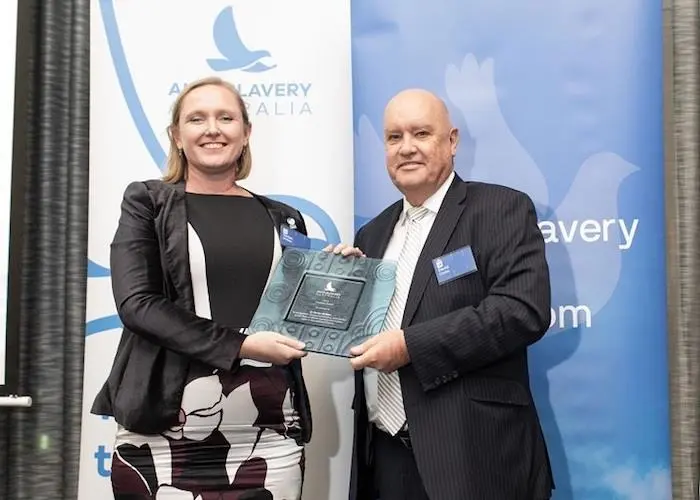 Dr Darian McBain receives the 2019 Freedom Award from Dr David Cooke, chief executive of Konica Minolta Australia Photo: Thai Union