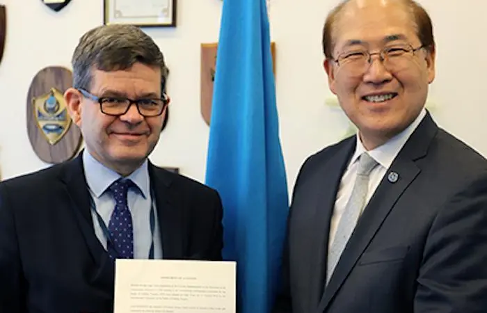 H.E. Mr. Markku Keinänen, Ambassador and Permanent Representative of Finland to IMO, and Secretary-General Kitack Lim