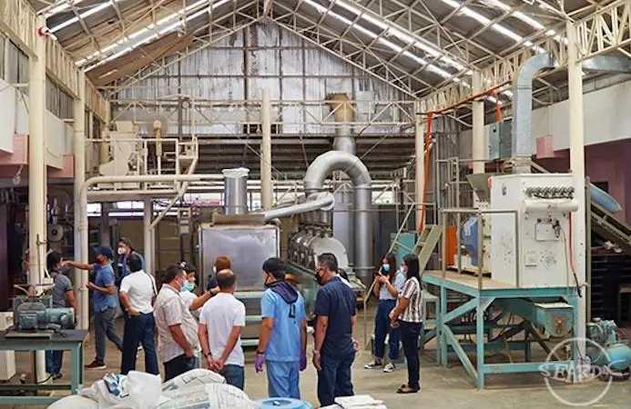 Representatives of SEAFDEC/AQD and PAFC tour a pilot-scale feed mill Photo: RD Dianala