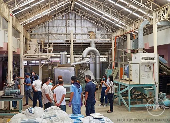 Representatives of SEAFDEC/AQD and PAFC tour a pilot-scale feed mill Photo: RD Dianala