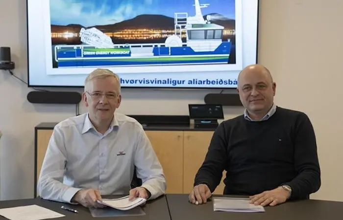 Bakkafrost CEO Regin Jacobsen and MEST CEO Mouritz Mohr sign the new workboat contract at Bakkafrost’s headquarters in Glyvrar Photo: Bakkafrost