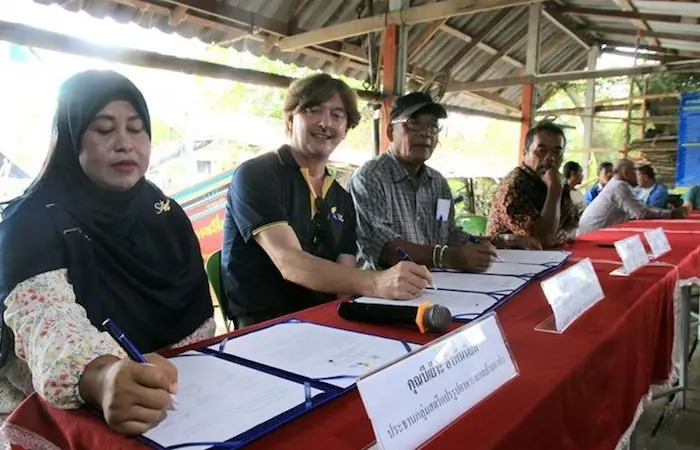 (l-r) Beeyoh Amphanniyom, president of Ban Na Thap Women’s Group Seafood Processing, Peter Galli, global director of corporate communication at Thai Union and Bunjong Nasae, advisor of Thai Sea Watch Association Photo: Thai Union