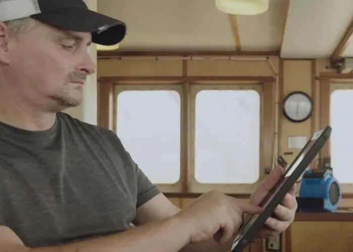 NOAA.electronic-reporting-fishermen-tablet