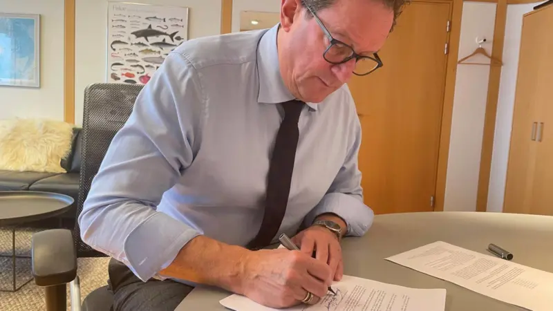 Minister of Fisheries Kristján Thór Júlíusson signs off the regulation for the 2021-22 capelin season