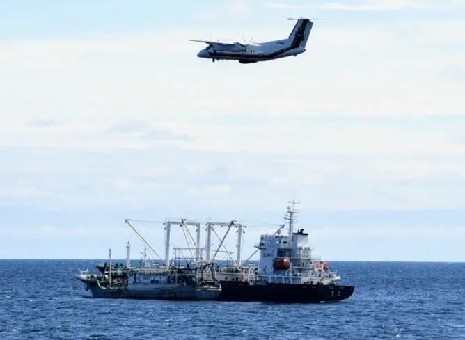 Canadian patrol aircraft overflying a fishing vessel and a carrier vessel on the high seas of the North Pacific Ocean. Photo: DFO