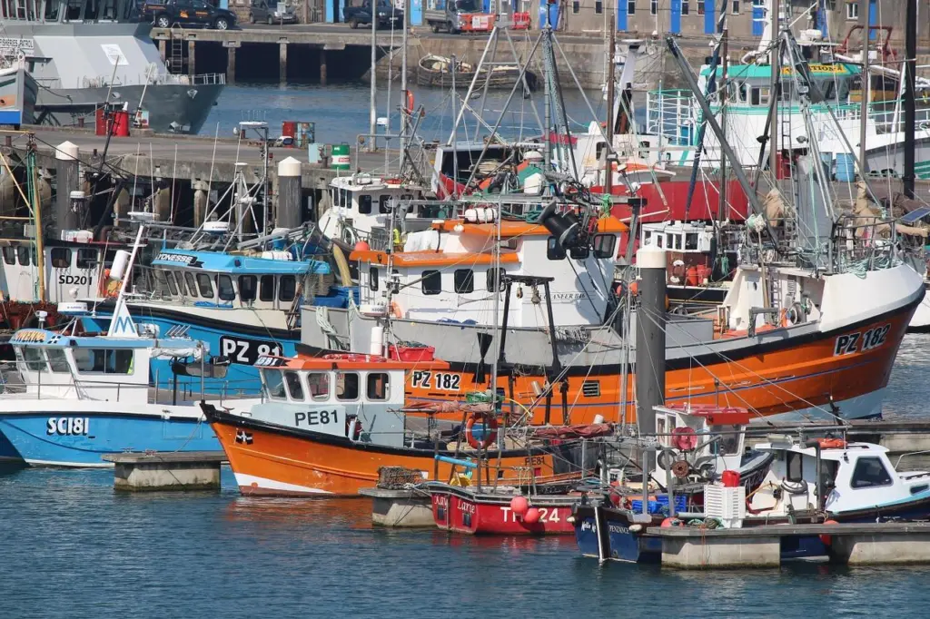 fishing-boats-1277320_1280