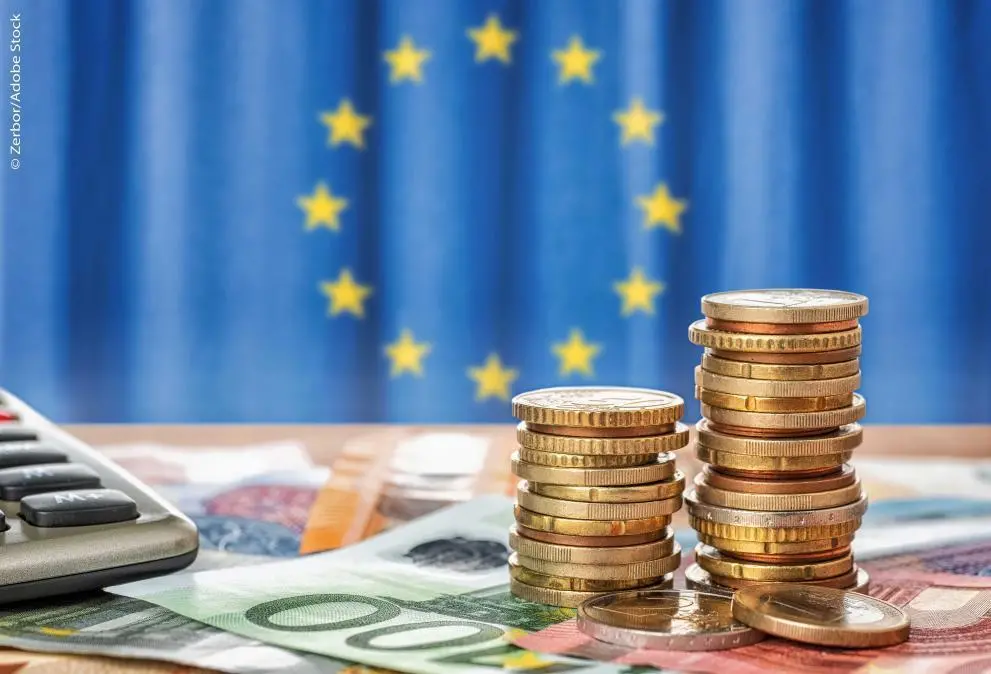 AdobeStock_229336161-euro-moeny-eu-flag